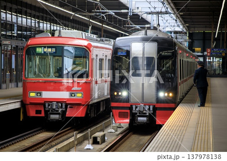 常滑市、中部国際空港駅のプラットホームに停車中の名鉄電車 137978138