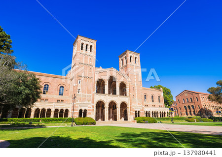アメリカ　UCLAのメインホール　ロイス・ホール 137980441