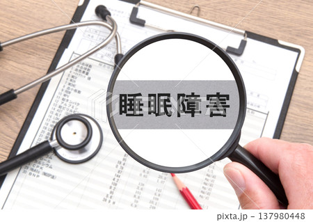 睡眠障害　医療イメージ 137980448