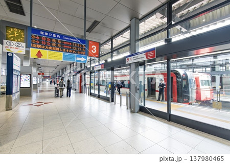 常滑市、中部国際空港駅のプラットホームに停車中の名鉄電車 137980465