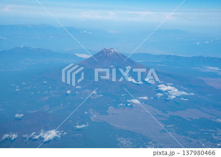 上空の飛行機の窓から望む富士山 137980466