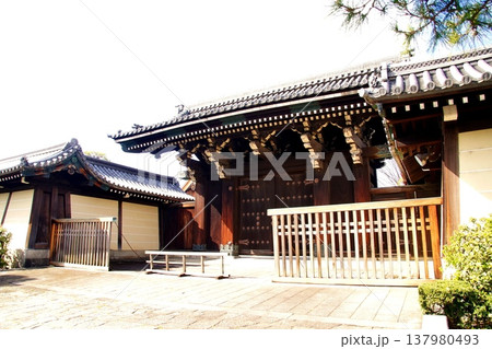 京都府　東本願寺・玄関門　京都市 下京区 常葉町　2022年2月 137980493