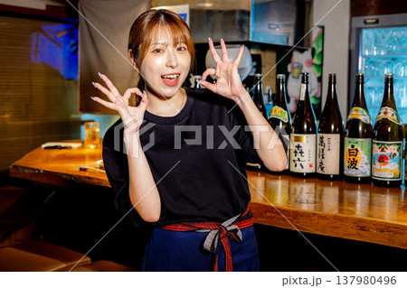 居酒屋で働く女性 137980496