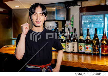 居酒屋で働く男性 居酒屋で働く男性 137980497
