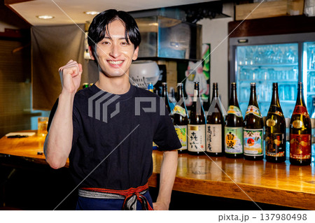 居酒屋で働く男性 居酒屋で働く男性 137980498