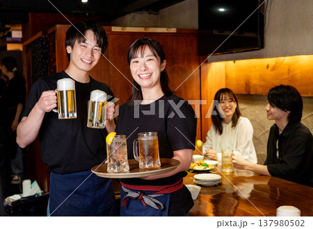 居酒屋で接客する女性 137980502