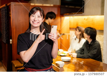 居酒屋で接客する女性 居酒屋で接客する女性 137980507