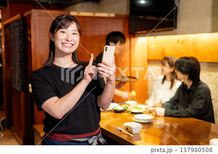 居酒屋で接客する女性 居酒屋で接客する女性 137980508
