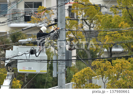 電気通信工事 通信ケーブルのメンテナンス工事風景 電気通信工事 通信ケーブルのメンテナンス工事風景 137980661