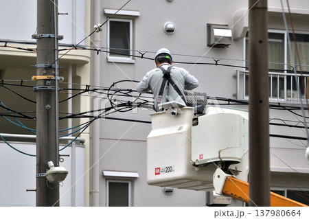 電気通信工事 通信ケーブルのメンテナンス工事風景 電気通信工事 通信ケーブルのメンテナンス工事風景 137980664