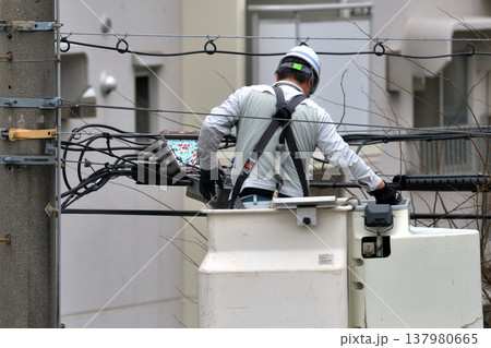 電気通信工事 通信ケーブルのメンテナンス工事風景 電気通信工事 通信ケーブルのメンテナンス工事風景 137980665