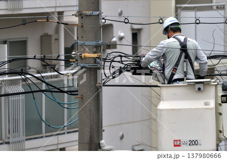 電気通信工事 通信ケーブルのメンテナンス工事風景 電気通信工事 通信ケーブルのメンテナンス工事風景 137980666