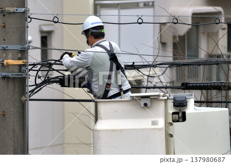 電気通信工事 通信ケーブルのメンテナンス工事風景 電気通信工事 通信ケーブルのメンテナンス工事風景 137980687
