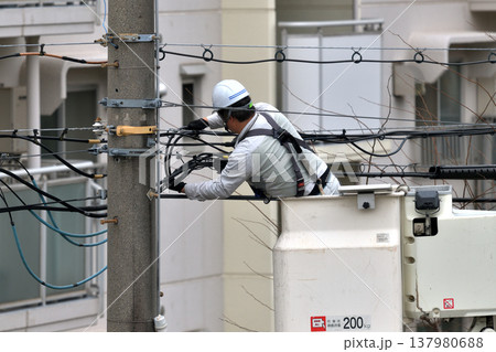 電気通信工事 通信ケーブルのメンテナンス工事風景 電気通信工事 通信ケーブルのメンテナンス工事風景 137980688
