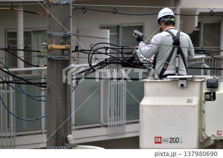電気通信工事　通信ケーブルのメンテナンス工事風景 137980690