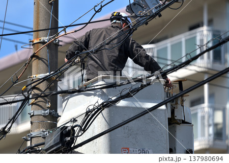 電気通信工事 通信ケーブルのメンテナンス工事風景 電気通信工事 通信ケーブルのメンテナンス工事風景 137980694