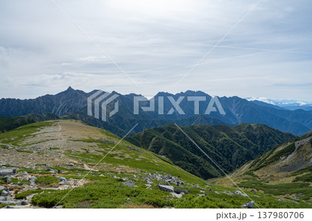 【北アルプス】双六岳山頂からの槍ヶ岳方面の眺望 137980706