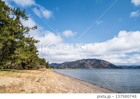 琵琶湖岸風景　滋賀県長浜市マキノ町 137980748