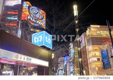 東京都、銀座数寄屋橋の夜景 137980808
