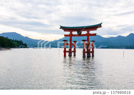 厳島神社の海中鳥居 厳島神社の海中鳥居 137980818