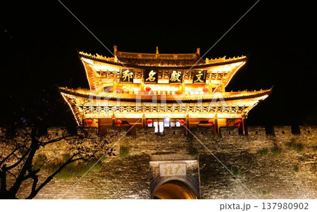 大理の町並み　南門　夜景　雲南省　中国　アジア 137980902