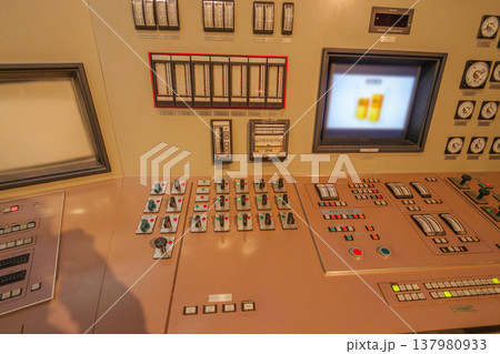 原発の中央制御室のタービン操作卓 137980933
