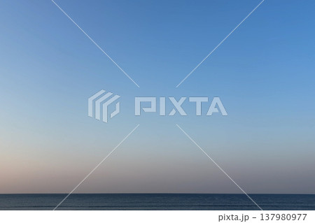 朝焼けと青空の淡いグラデーションと穏やかな水平線 朝焼けと青空の淡いグラデーションと穏やかな水平線 137980977