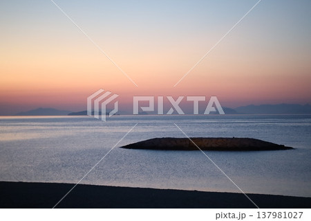 夕焼けに染まる静かな海に沈む夕日 夕焼けに染まる静かな海に沈む夕日 137981027