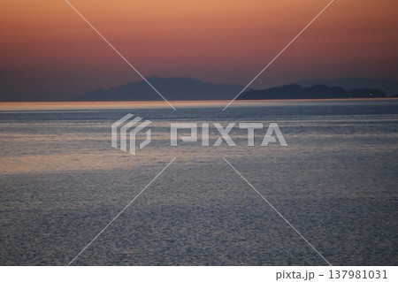 夕焼けに染まる海・タイトルバック 夕焼けに染まる海・タイトルバック 137981031