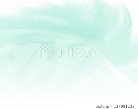 背景素材 透明感のある淡い水色のコットン 上から下へ薄くなるグラデーション 横 他色有り 137981238