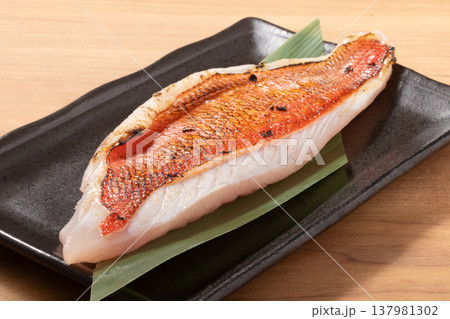 （千葉県産）金目鯛　炙り　刺身用 137981302