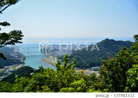 尾子山から熊野川河口を望む　【三重県紀宝町】 137981311