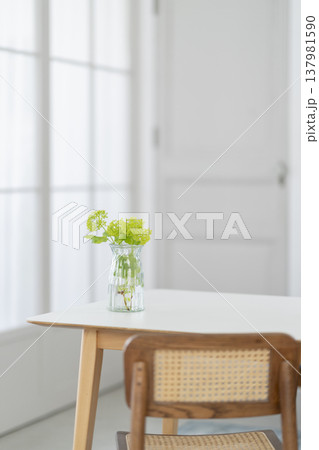 テーブルに置かれた花瓶　花のある生活 137981590