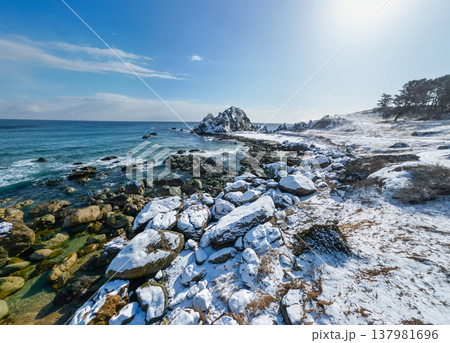 「青森県」雪景色の中須賀・種差海岸　八戸市 137981696