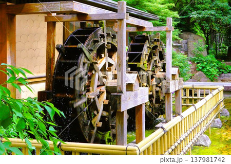 水車のある風景 137981742