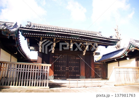 京都府 東本願寺・玄関門 京都市 下京区 常葉町 2022年2月 京都府 東本願寺・玄関門 京都市 下京区 常葉町 2022年2月 137981763