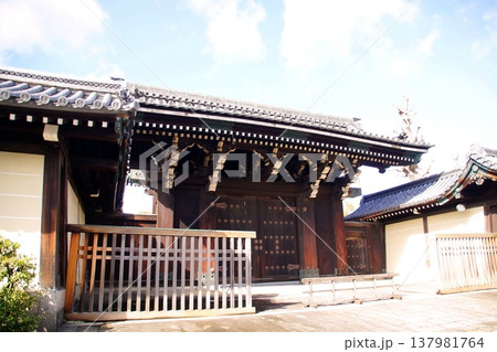 京都府　東本願寺・玄関門　京都市 下京区 常葉町　2022年2月 137981764