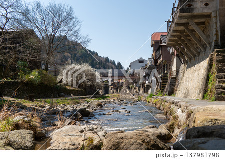 足助の街並みを流れる川からの風景 足助の街並みを流れる川からの風景 137981798