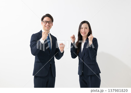 ガッツポーズをするビジネスパーソン ガッツポーズをするビジネスパーソン 137981820