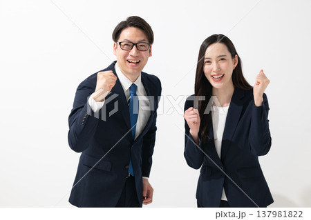 ガッツポーズをするビジネスパーソン ガッツポーズをするビジネスパーソン 137981822
