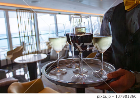 ワインを提供するウェイターの手元 137981860