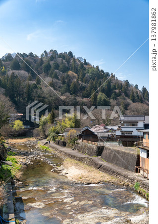 足助町の街並みを流れる川を橋から望む風景 137981862