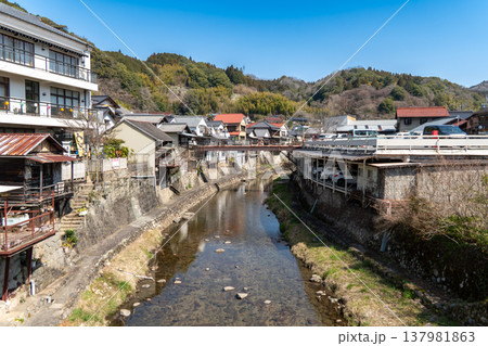 足助町の街並みを流れる川を橋から望む風景 137981863