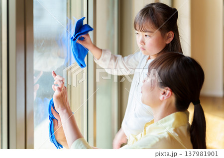 拭き掃除をする女の子とお母さん 137981901
