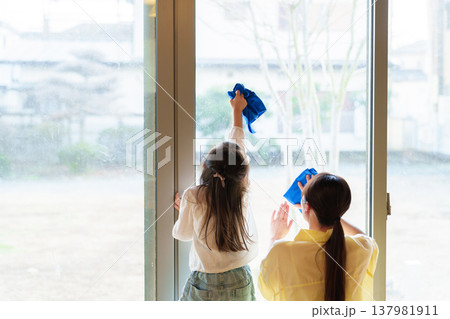 拭き掃除をする女の子とお母さん 拭き掃除をする女の子とお母さん 137981911