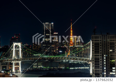 東京湾の夜景と東京タワー・レインボーブリッジ 東京湾の夜景と東京タワー・レインボーブリッジ 137982032