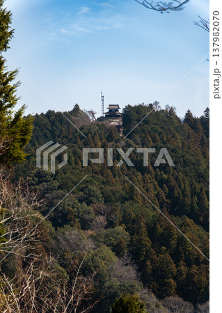 足助城址と周囲の山並みを見渡す風景 足助城址と周囲の山並みを見渡す風景 137982070