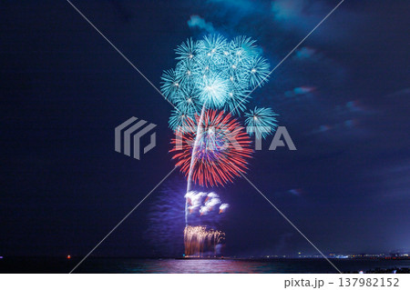 夏の夜空を彩る花火 137982152