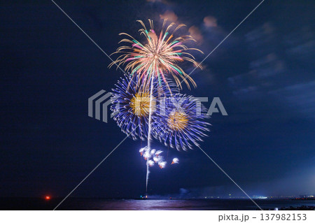 夏の夜空を彩る花火 夏の夜空を彩る花火 137982153