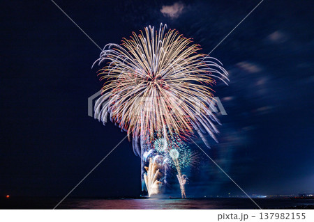 夏の夜空を彩る大輪の花火 夏の夜空を彩る大輪の花火 137982155